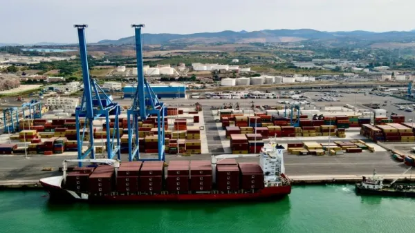 Container, nel porto di Civitavecchia con Rif Line parte il primo collegamento diretto Cina-Italia