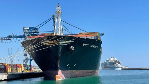 Due giganti del mare nel porto di Civitavecchia: la portacontainer MSC Tomoko attracca di fronte alla Wonder of the Seas