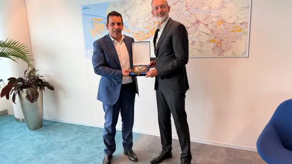 Incontro tra il Presidente Raffaele Latrofa e il CEO del Porto di Rotterdam Boudewijn Siemons Incontro tra il Presidente Raffaele Latrofa e il CEO del Porto di Rotterdam Boudewijn Siemons
